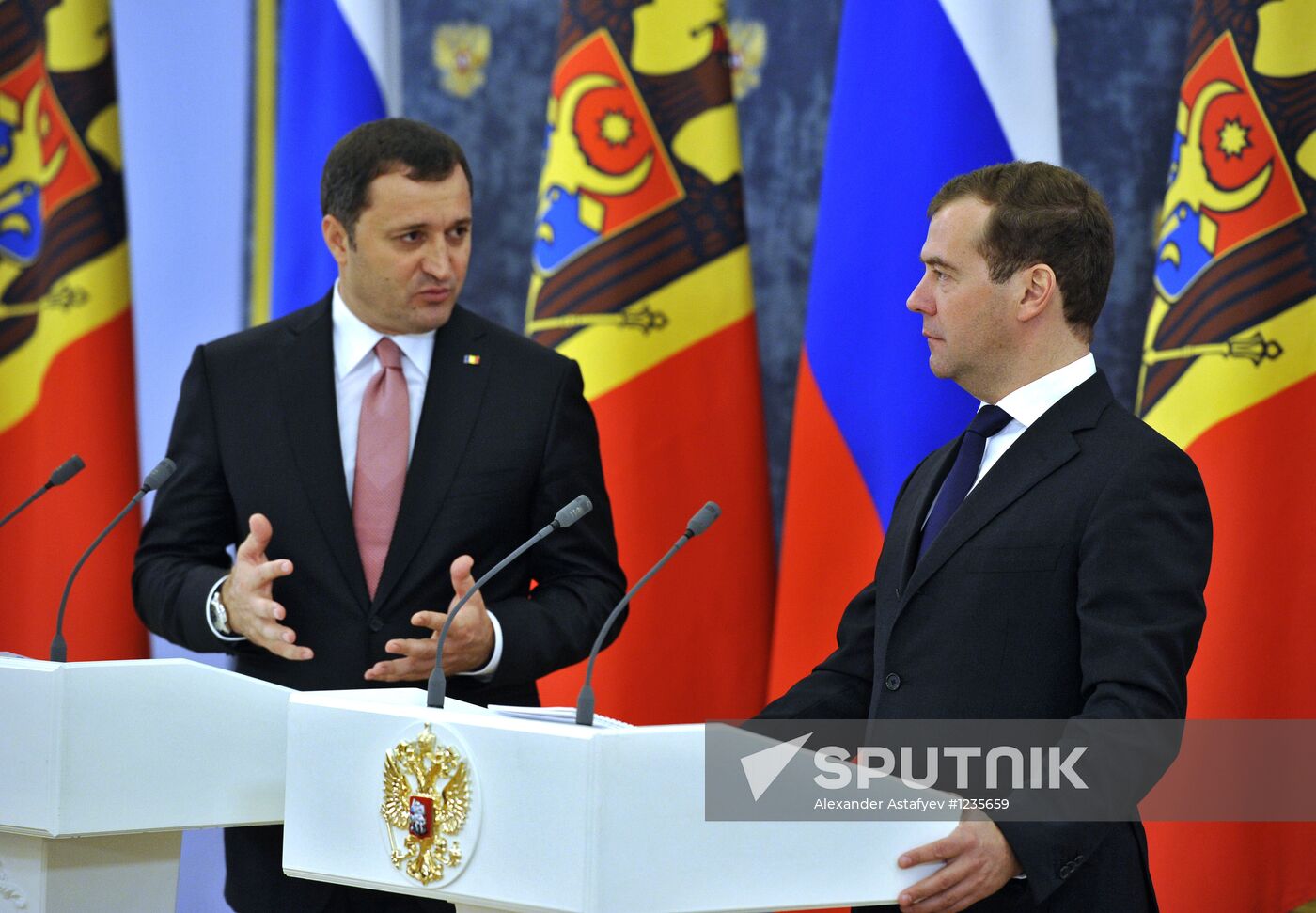 Russian and Moldova prime ministers meet in Moscow