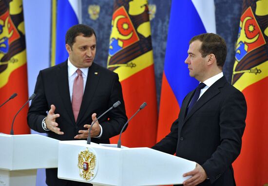 Russian and Moldova prime ministers meet in Moscow
