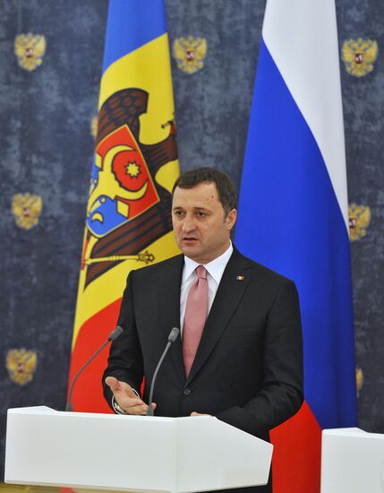 Russian and Moldova prime ministers meet in Moscow