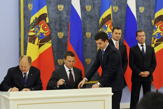 Russian and Moldova prime ministers meet in Moscow