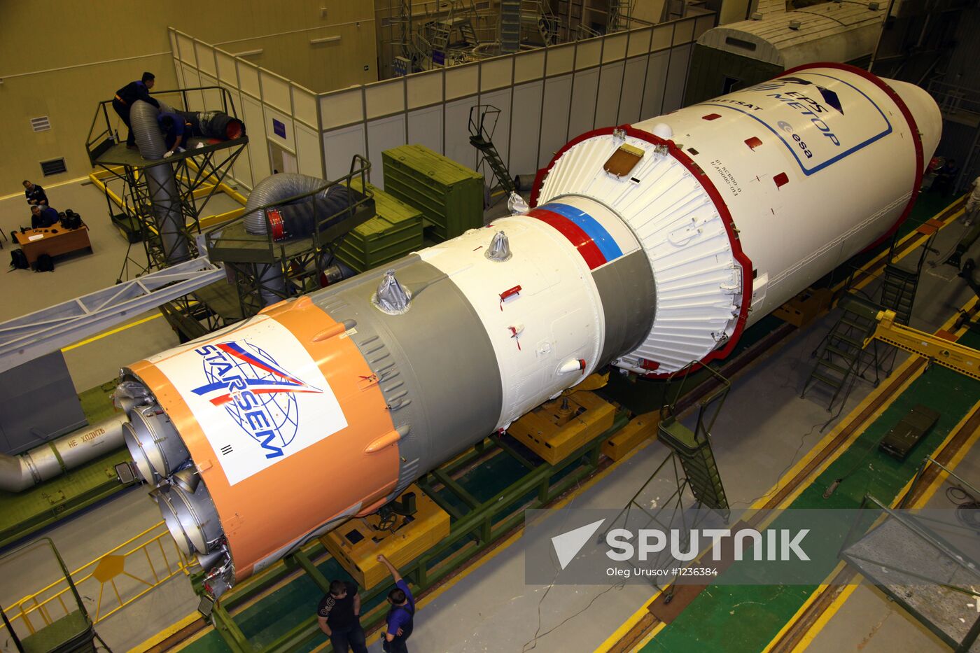 Completing assembly of Soyuz-2.1a space rocket