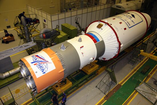 Completing assembly of Soyuz-2.1a space rocket