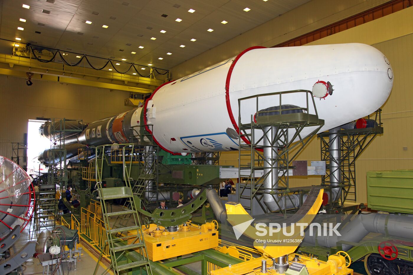 Completing assembly of Soyuz-2.1a space rocket