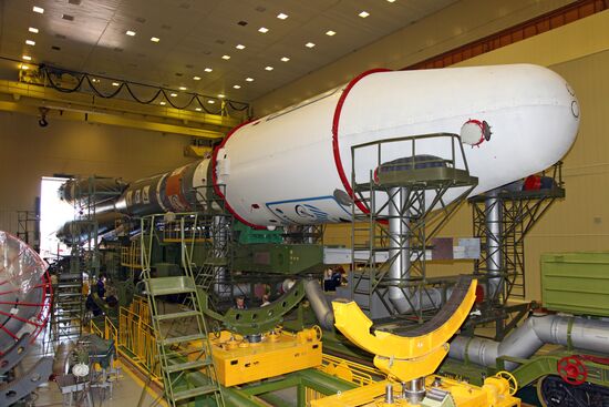 Completing assembly of Soyuz-2.1a space rocket