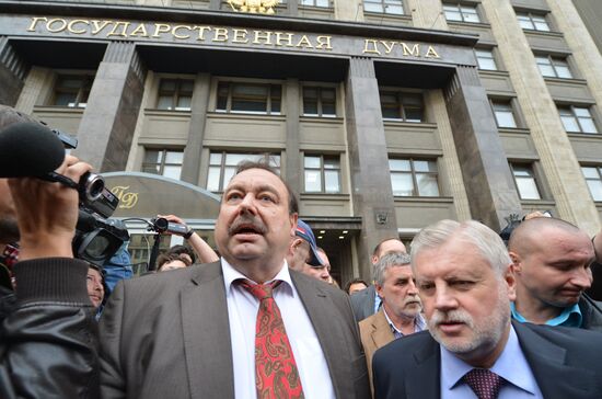 Gennady Gudkov speaking to reporters outside the State Duma