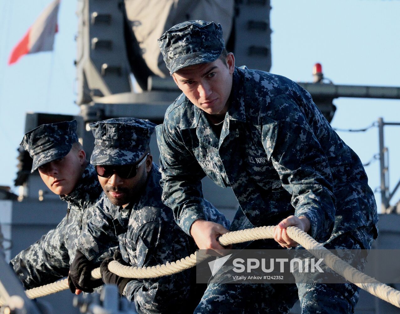 Guided-missile frigate USS Vandegrift calls at Vladivostok