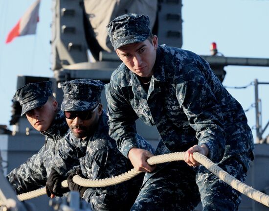 Guided-missile frigate USS Vandegrift calls at Vladivostok