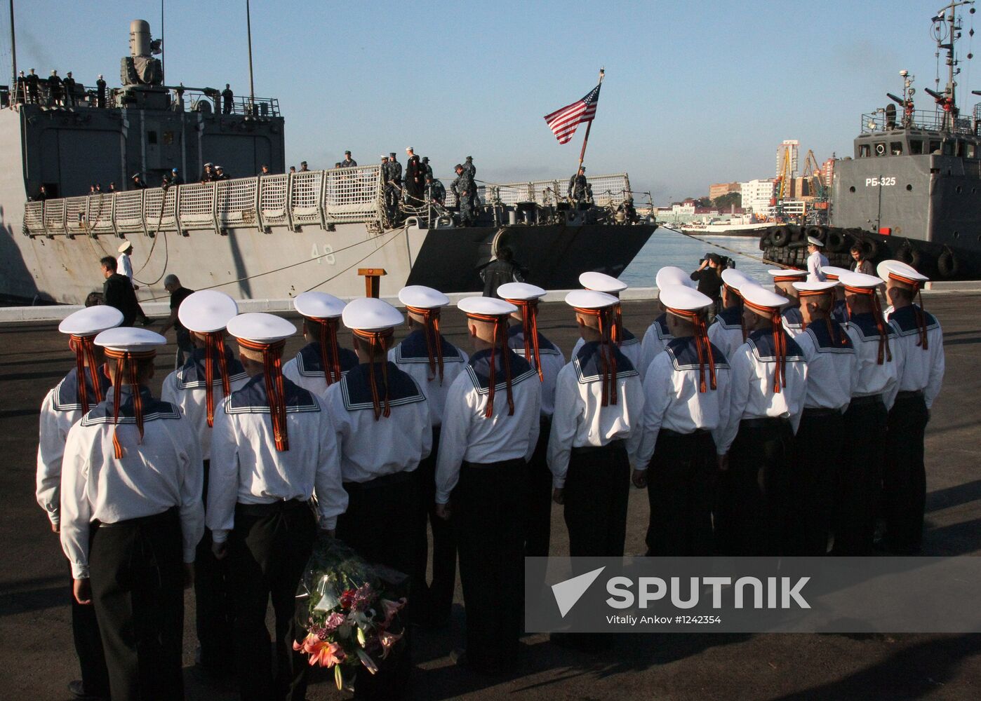 Guided-missile frigate USS Vandegrift calls at Vladivostok