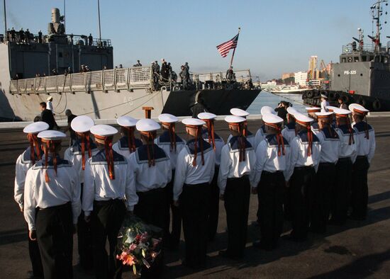 Guided-missile frigate USS Vandegrift calls at Vladivostok