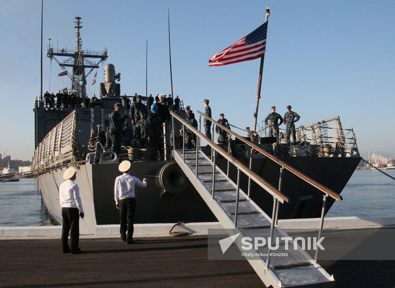 Guided-missile frigate USS Vandegrift calls at Vladivostok
