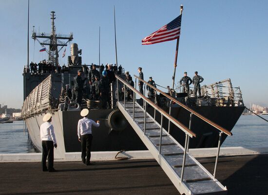 Guided-missile frigate USS Vandegrift calls at Vladivostok