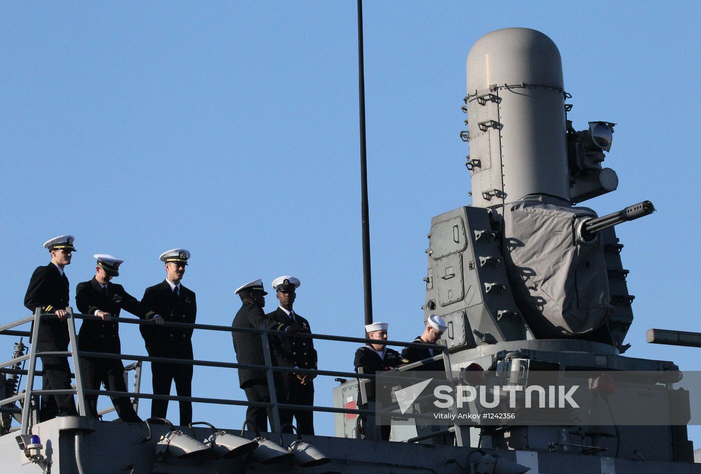 Guided-missile frigate USS Vandegrift calls at Vladivostok