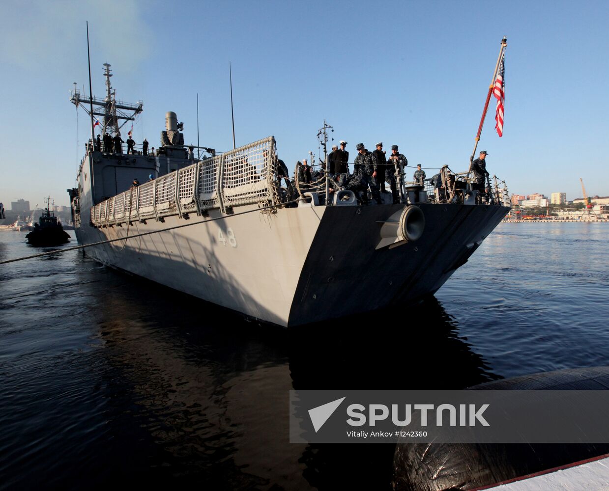 Guided-missile frigate USS Vandegrift calls at Vladivostok
