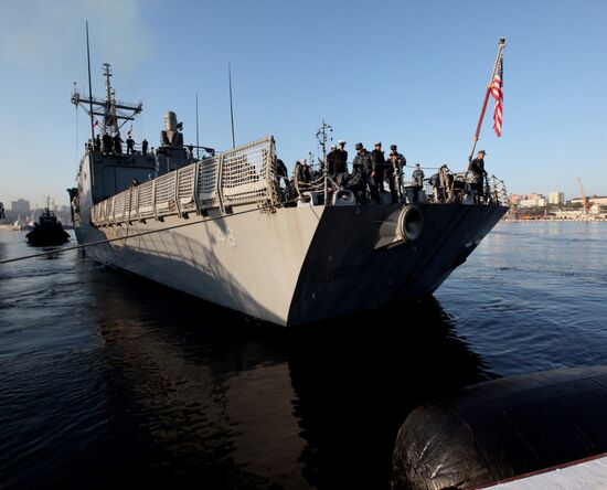 Guided-missile frigate USS Vandegrift calls at Vladivostok