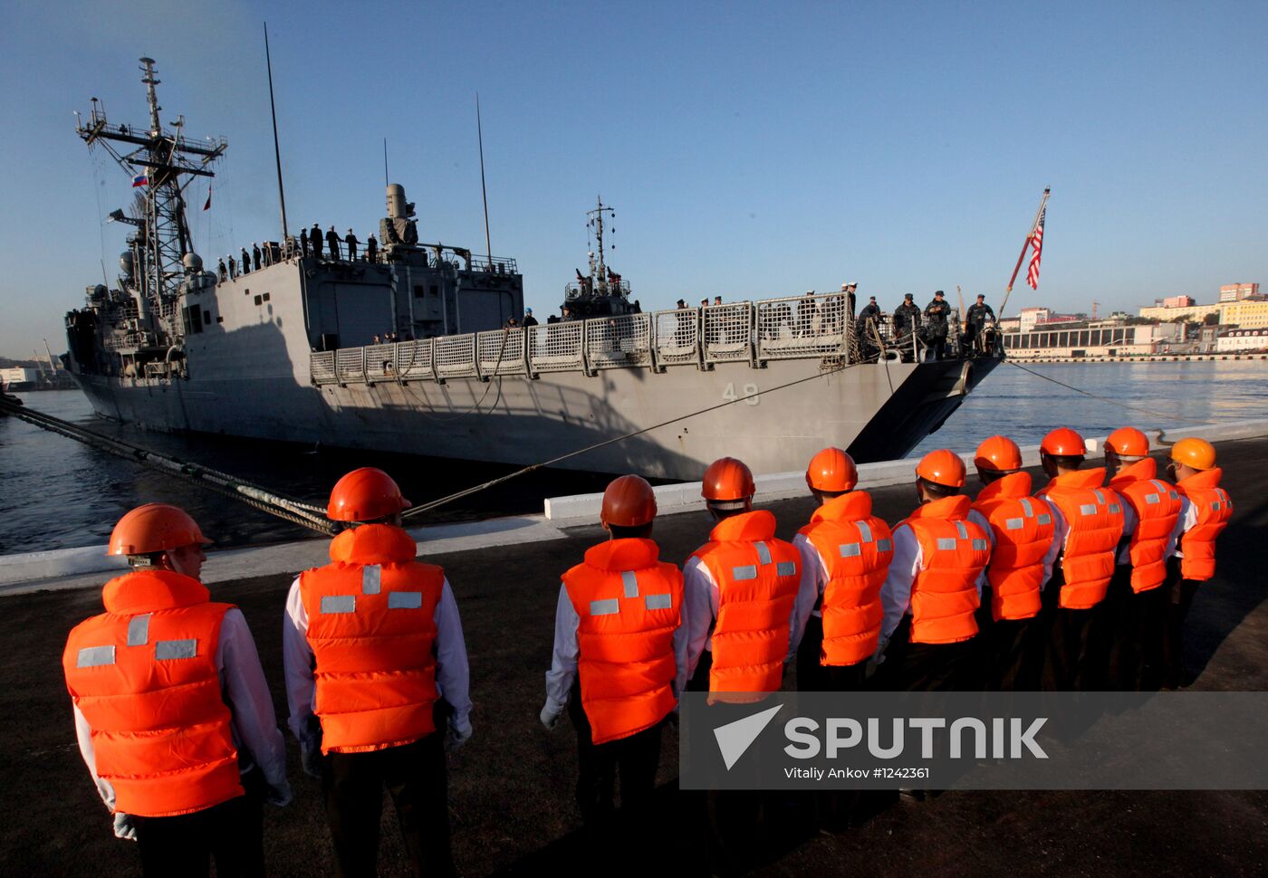 Guided-missile frigate USS Vandegrift calls at Vladivostok