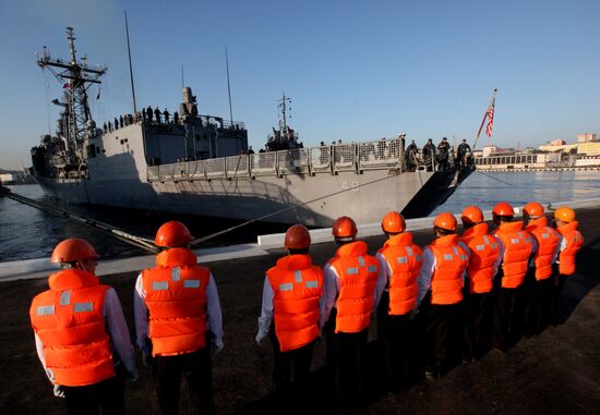 Guided-missile frigate USS Vandegrift calls at Vladivostok
