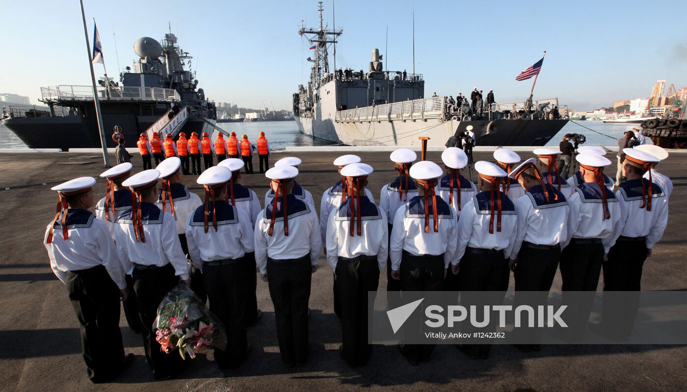 Guided-missile frigate USS Vandegrift calls at Vladivostok