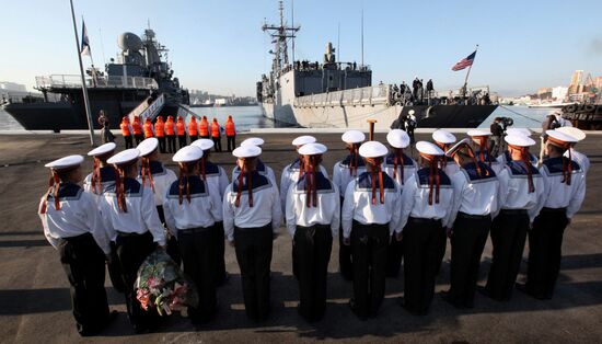 Guided-missile frigate USS Vandegrift calls at Vladivostok