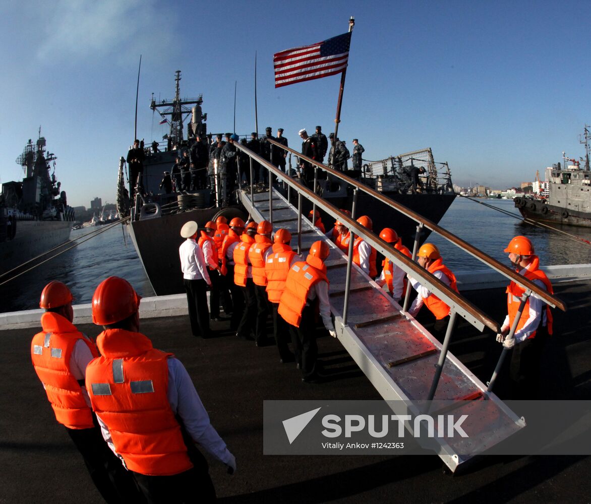 Guided-missile frigate USS Vandegrift calls at Vladivostok