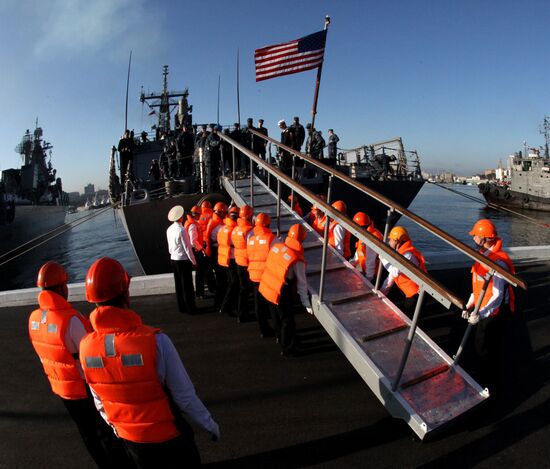 Guided-missile frigate USS Vandegrift calls at Vladivostok