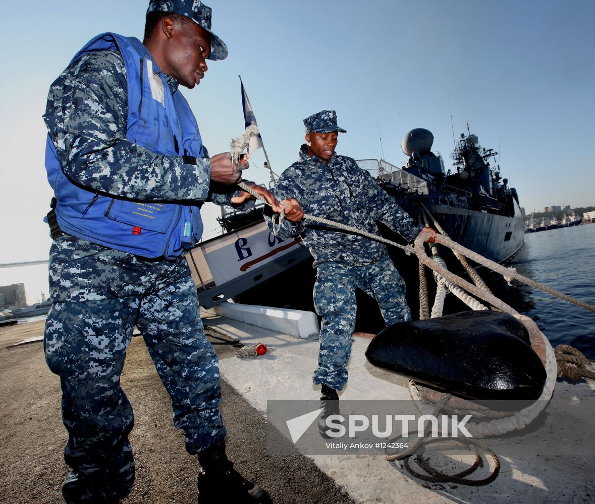 Guided-missile frigate USS Vandegrift calls at Vladivostok