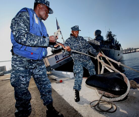 Guided-missile frigate USS Vandegrift calls at Vladivostok