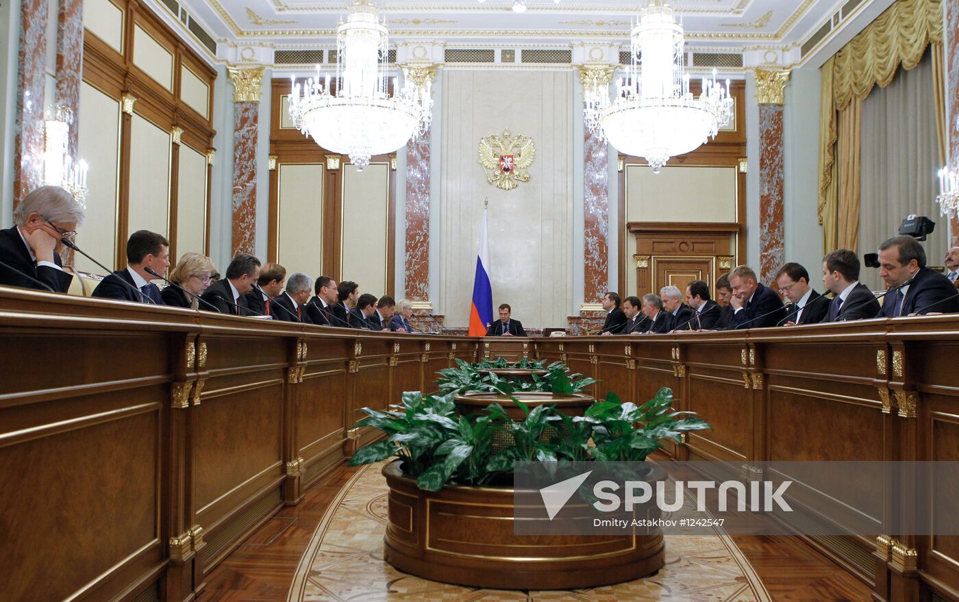 Dmitry Medvedev chairs Cabinet meeting