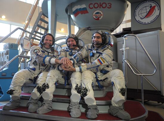 Complex training of ISS-33/34 basic crew