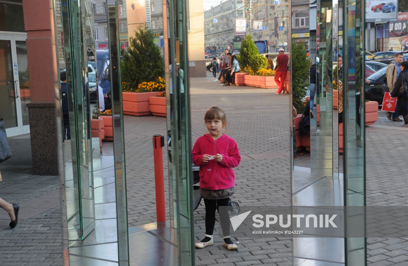 Mirror installation "Cake" in Moscow's Zemlyanoi Val Street