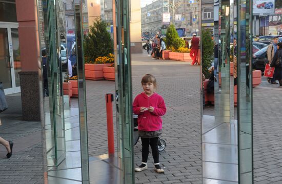 Mirror installation "Cake" in Moscow's Zemlyanoi Val Street