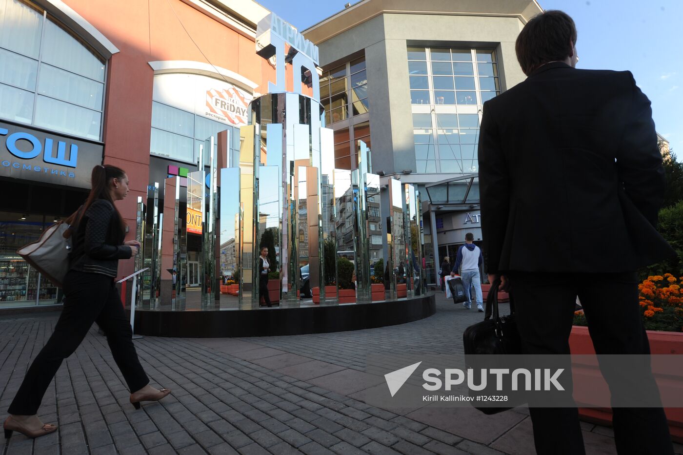Mirror installation "Cake" in Moscow's Zemlyanoi Val Street