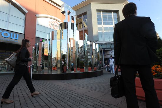 Mirror installation "Cake" in Moscow's Zemlyanoi Val Street