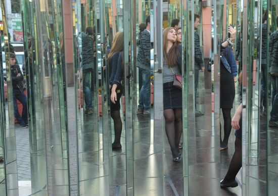 Mirror installation "Cake" in Moscow's Zemlyanoi Val Street