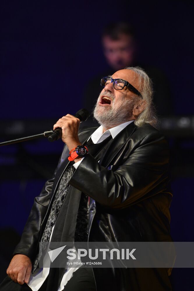 Demis Roussos gives concert in Moscow