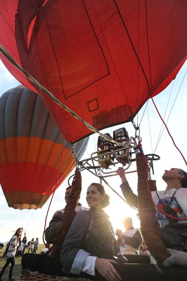 "The Earth Spread Before The Eyes" hot air balloon festival