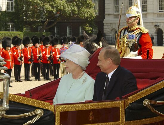 Queen Elizabeth II and Vladimir Putin