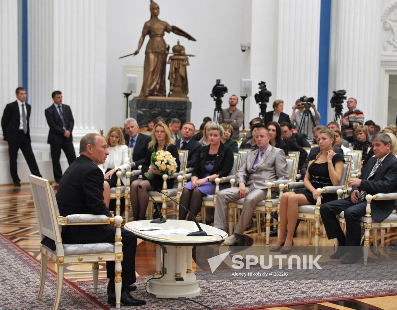 Putin meets with finalists of 2012 Teacher of the Year contest
