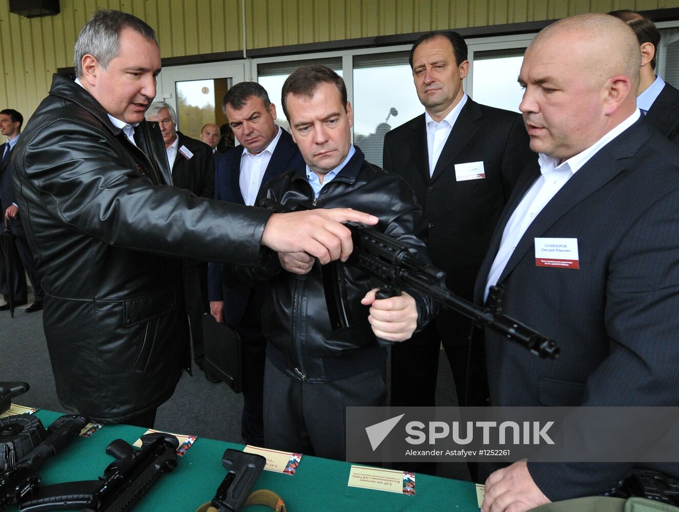 Dmitry Medvedev visits Institute for Precision Machine Building