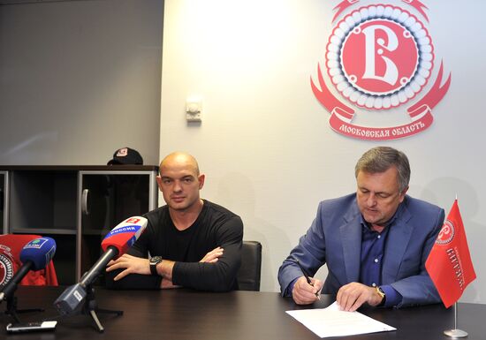 Hockey. Andrei Markov signs contract with hockey club Vityaz