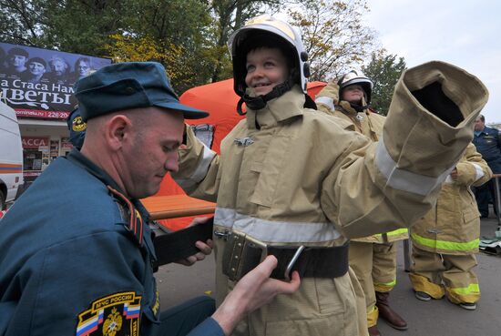 Russian Emergencies Ministry demonstrates rescue equipment