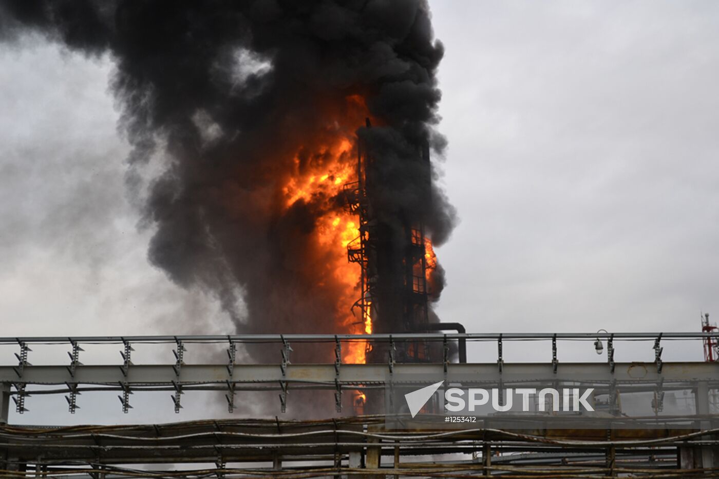Oil processing plant on fire in Saratov