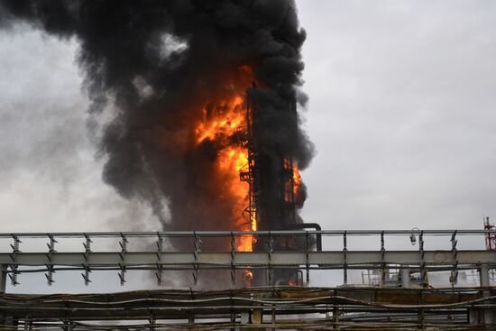 Oil processing plant on fire in Saratov