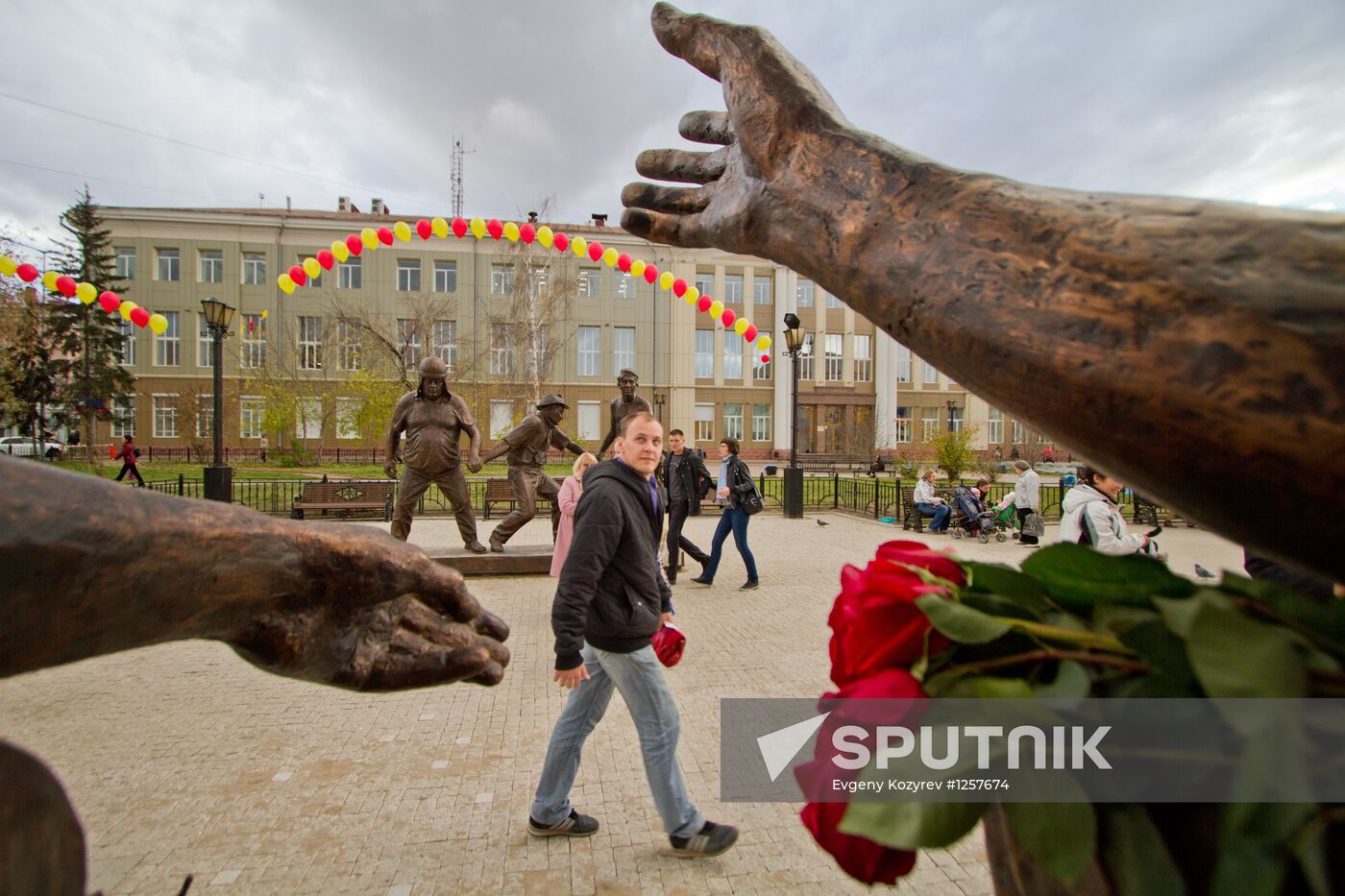 Film director Leonid Gaidai memorial unveiled in Irkutsk