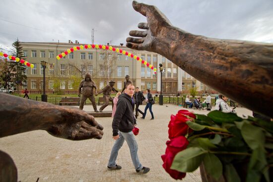 Film director Leonid Gaidai memorial unveiled in Irkutsk