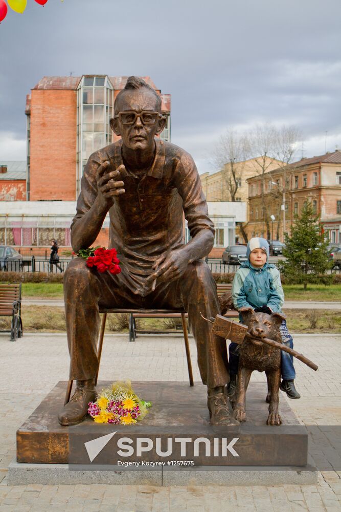 Film director Leonid Gaidai memorial unveiled in Irkutsk