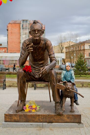 Film director Leonid Gaidai memorial unveiled in Irkutsk