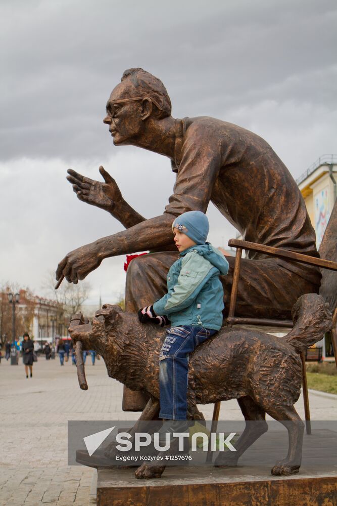Film director Leonid Gaidai memorial unveiled in Irkutsk