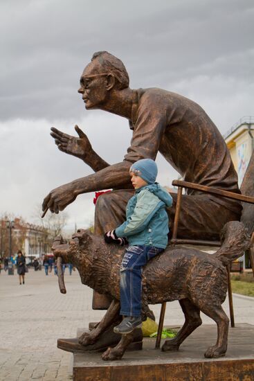 Film director Leonid Gaidai memorial unveiled in Irkutsk