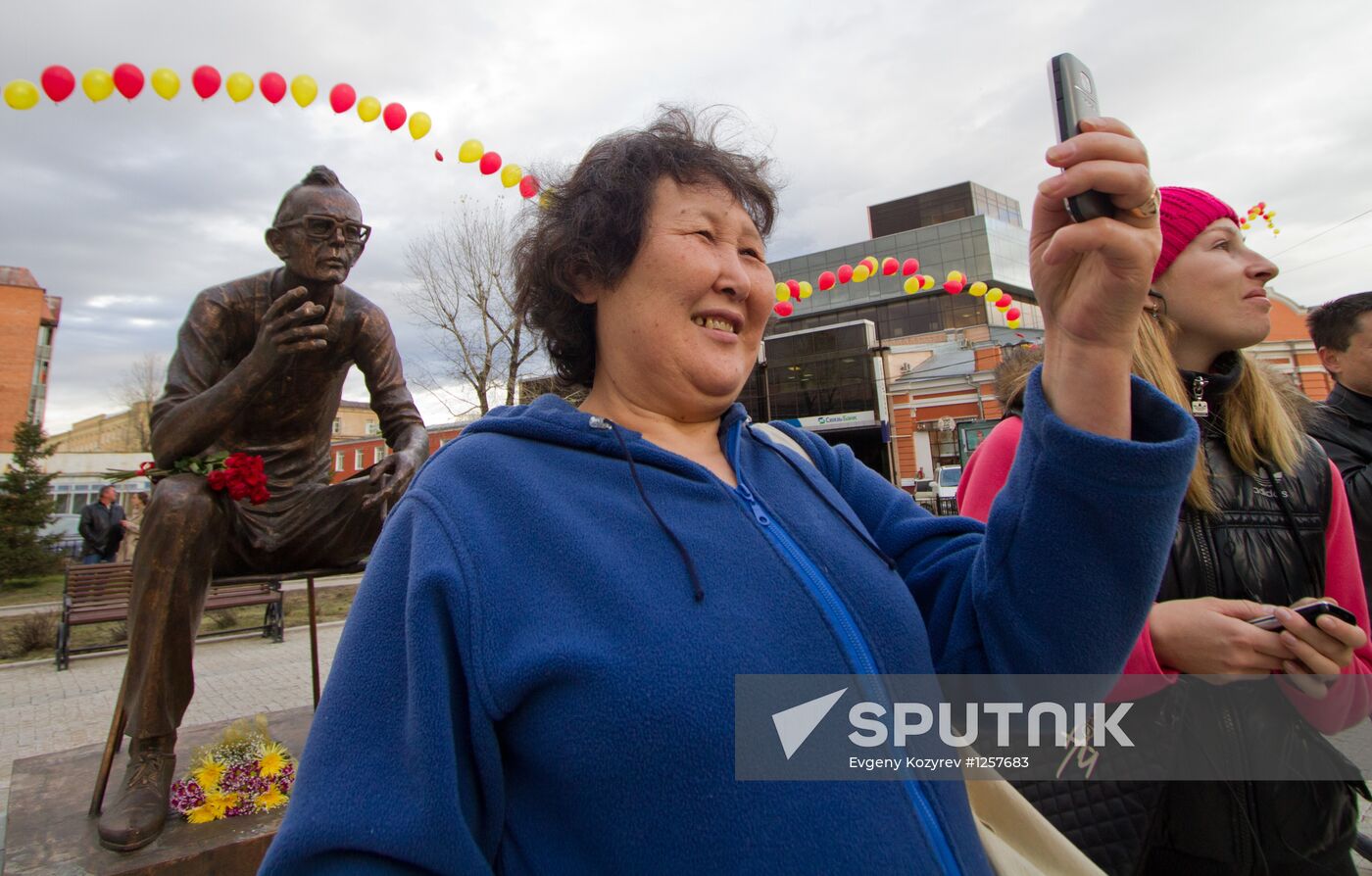 Film director Leonid Gaidai memorial unveiled in Irkutsk