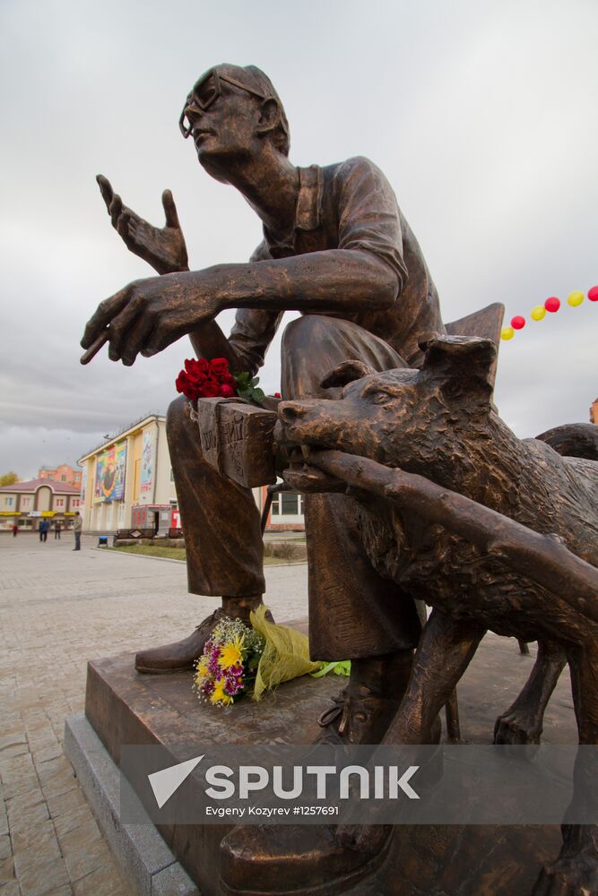 Film director Leonid Gaidai memorial unveiled in Irkutsk